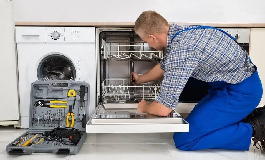 Balçova Daikin servisi teknisyen ekibi beyaz eşya tamiri yaparken